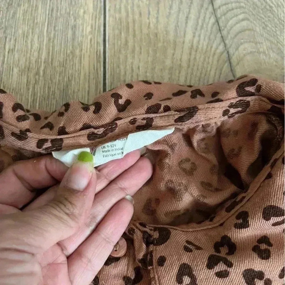 H&M leopard Peter Pan collard neck blouse button front top - Picture 3 of 3